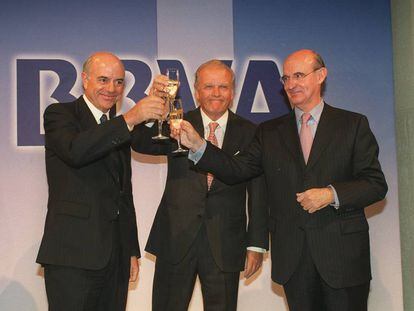 De izquierda a derecha, González, Ybarra y Uriarte, en la celebración del primer año de la fusión. 
 
