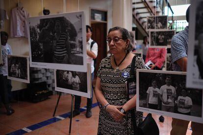 Una mujer asiste a la exposición por las víctimas de la represión en Nicaragua.