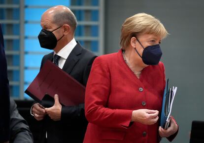 Angela Merkel, a la derecha, y el ministro de Finanzas alemán, Olaf Scholz, llegan a la reunión semanal del gabinete en la Cancillería en Berlín.