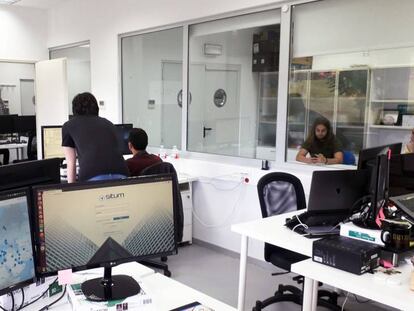 Trabajadores de Situm en la sede de la compañía, en Santiago de Compostela.