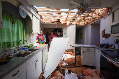 Dos mujeres miran los daños causados en la vivienda de su padre, en Charlotte Harbor. El gobernador de California, Gavin Newson, ha anunciado este jueves el envío de personal de emergencia a Florida, el Estado más afectado hasta el momento por el paso del huracán 'Ian'.