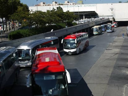Autobuses de distintas empresas en la Estación Sur de Madrid.  