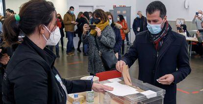 Luis Tudanca, candidato del PSOE, ejerce su voto en las elecciones de este domingo. El PSOE, que fue la fuerza más votada en 2019, ha retrocedido de 35 a 28 procuradores.