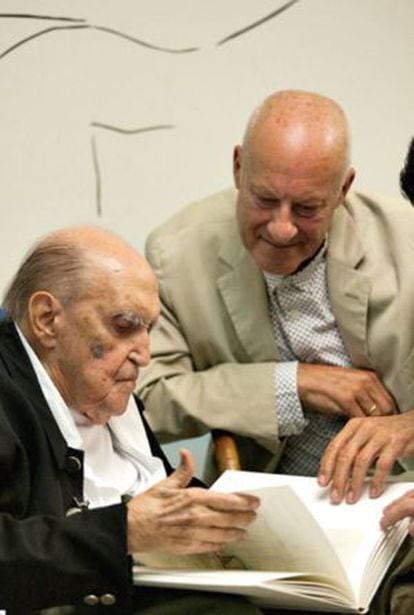 Los arquitectos Norman Foster y Óscar Niemeyer.