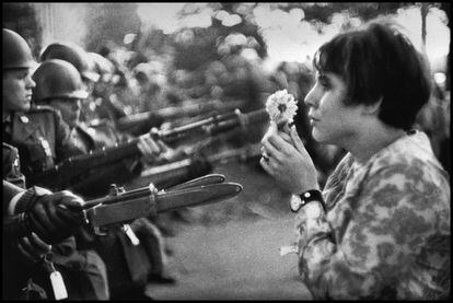 La joven americana, Jan Rose Kasmir, se enfrenta a los soldados americanos que rodean el Pentágono,durante una marcha en contra de la Guerra del Vietnam, Washington DC, 1967.