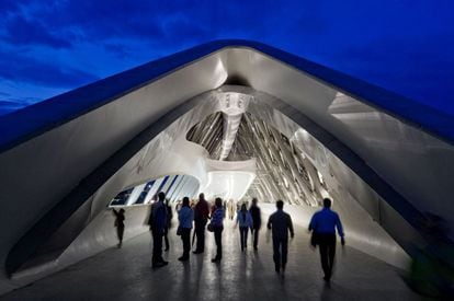 "Nos gustan los proyectos estructuralmente ambiciosos y creo que el Pabellón Puente ilustra la excelente relación simbiótica que tenemos con los ingenieros", dice Zaha Hadid. Fue el primer puente construido según un proyecto de la arquitecta.