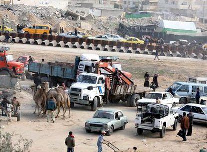 Coches y camiones palestinos en el lado egipcio de la frontera de Rafah.