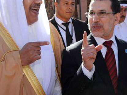 El primer ministro catarí, Hamad bin Jassim al Thani (izq.) y el ministro de Exteriores marroquí, Saad-Eddine El Othmani, acuden a la cumbre.