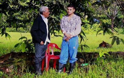 Imagen de un vídeo de las FARC de la liberación del soldado Cristian Moscoso, junto al guerrillero Joaquín Gómez.