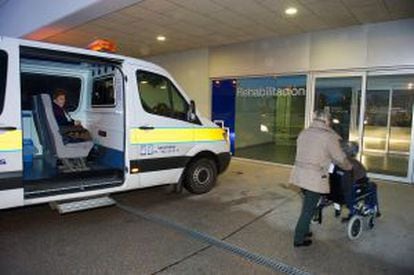 9.00. ESPERA EN EL HOSPITAL DE LUGO. Gloria Otero aguarda dentro de la ambulancia ante el hospital Lucus Augusti de la capital de su provincia.