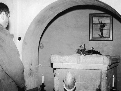 Vittorio Mussolini visita la tumba de su padre en San Cassino, en 1959.