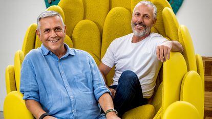 Fernando (izquierda) y Humberto Campana, en el sillón Bulbo, creado para Louis Vuitton.