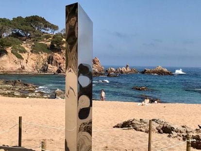El monolito aparecido en la playa de Sa Conca de Castell-Platja d'Aro el martes.