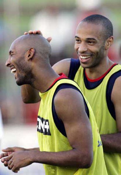 Anelka (a la izquierda), junto a Henry, en un entrenamiento de Francia.