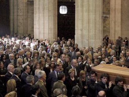 Llegada del féretro a la catedral de Oviedo durante el funeral del conde de Sabino Fernández Campo.