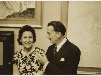 Gala (amb el vestit 'Musée du Louvre' de Dior) i Dalí a Nova York, el 1950, en una fotografia de Marvin Koner.