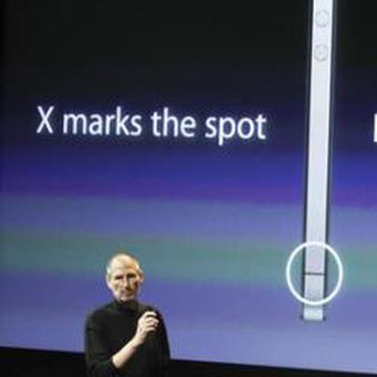 El consejero delegado de Apple Steve Jobs afronta los problemas del iPhone 4