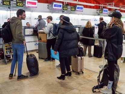Mostradores de facturación en el aeropuerto de Madrid-Barajas. En vídeo, declaraciones de la ministra de Industria, Comercio y Turismo, Reyes Maroto.