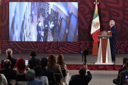López Obrador observa el video cuando se allanó la embajada de México en Quito durante su conferencia de prensa matutina