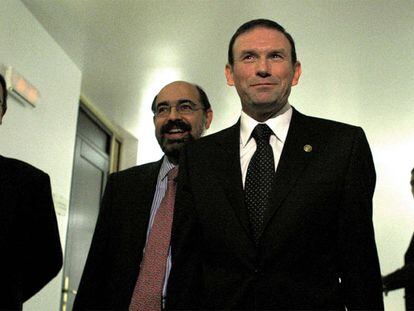 El consejero de Educación, Tontxu Campos, camina tras el <b><i>lehendakari</b></i> Juan José Ibarretxe en la sede del Parlamento.
