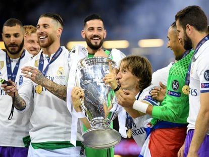 Los jugadores del Madrid celebran el título.