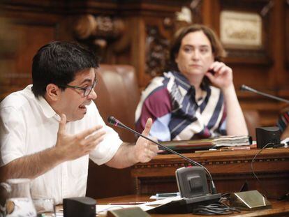 Gerardo Pisarello y Ada Colau en el pleno del Ayuntamiento de Barcelona.