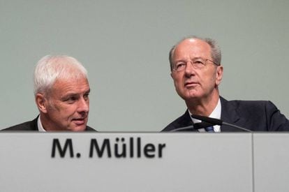 Los presidentes de Volkswagen, Matthias Müller, y de su Consejo de Supervisión, Hans Dieter Pötsch, durante la asamblea anual de accionistas celebrada el miércoles en Hannover