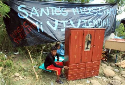Una familia permanece junto a sus pertenencias en el sector La Parada (Colombia) este miércoles en Cúcuta.