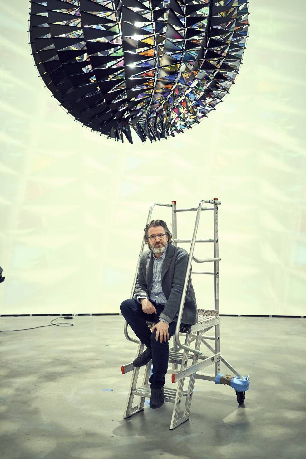El artista danés bajo la gran lámpara esférica que da nombre a la exposición en el museo vasco.