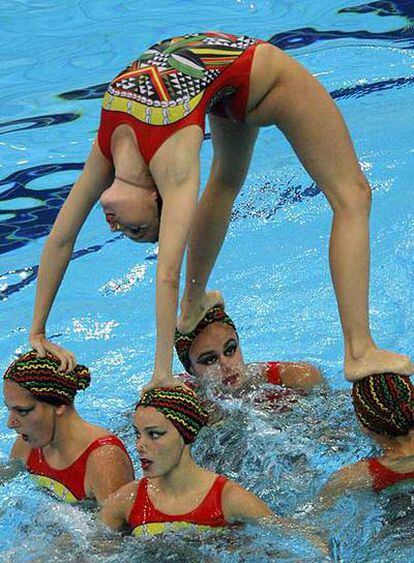 Las nadadoras españolas, durante el ejercicio libre de la final de ayer.