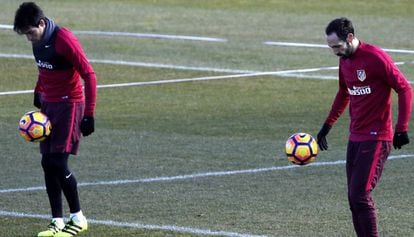 Gaitán (i) y Juanfran en el entrenamiento de este viernes.