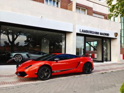 Un Lamborghini en la puerta del concesionario de la marca en Madrid