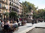 MADRID, 01/11/2020.- Ambiente en las terrazas de los bares de la Plaza de Cascorro en Madrid en el Puente de Todos los Santos. La Comunidad de Madrid está cerrada perimetralmente hasta el martes. EFE/Luca Piergiovanni