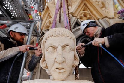 6 de marzo de 2024: últimos detalles en la instalación de una nueva escultura en la parte sur.
