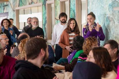 La secretaria general y diputada de Podemos, Ione Belarra, y la coordinadora de Podem Catalunya, Conchi Abellán, en un acto en Barcelona el pasado mes de enero.
