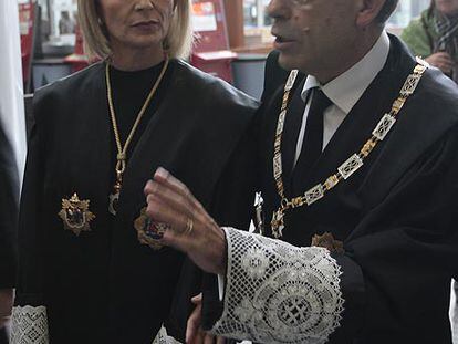 La portavoz del CGPJ, Gabriela Bravo, y Juan Luis de la Rúa, presidente del Tribunal Superior valenciano, el pasado día 24 en Valencia.