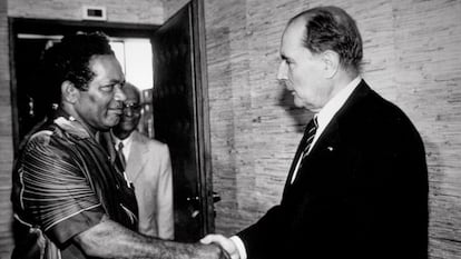 Jean-Marie Tjibaou, político nacionalista de Nueva Caledonia, y el presidente francés François Mitterrand, en Numea, capital del enclave, el 19 de enero de 1985.