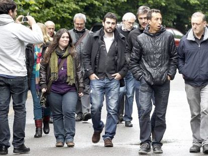 El l&iacute;der de Podemos en Euskadi, Roberto Uriarte (derecha), este martes, junto a compa&ntilde;eros del partido en Ir&uacute;n.