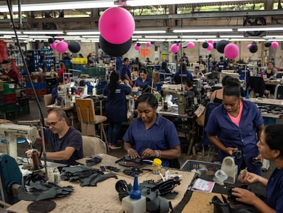 Trabajadoras moldean piel en una fábrica de zapatos en Yumbo, Valle del Cauca, Colombia.