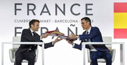 El presidente francés Emmanuel Macron junto al presidente de España, Pedro Sánchez, durante la cumbre celebrada hoy en Barcelona.