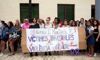 Concentración convocada este martes en Castellón en repulsa por el asesinato de Nerea y Martina, de seis y cuatro años, a manos de su padre.