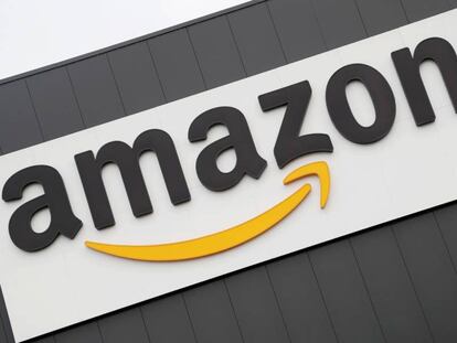 Logo de Amazon en un centro de distribuci&oacute;n 