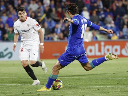El delantero turco del Getafe, Enes Unal, hace el segundo gol de su equipo ante el Sevilla.