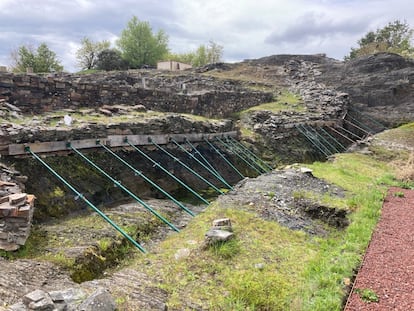 Puntales instalados en Chao Samartín para evitar el derrumbe de la muralla.