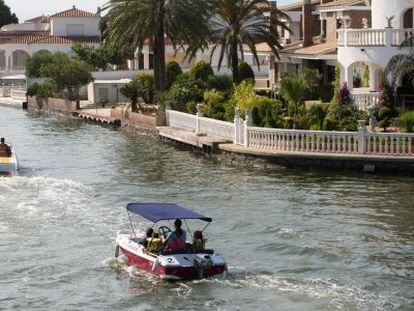 07/07/11 Vista de las viviendas con amarres en los canales de Empuriabrava (Girona), afectados por la ley de costas. PERE DURAN / EL PAIS