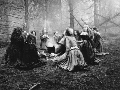 Imagen de una versión cinematográfica de 'El crisol', de Arthur Miller, con una secuencia icónica de brujería.