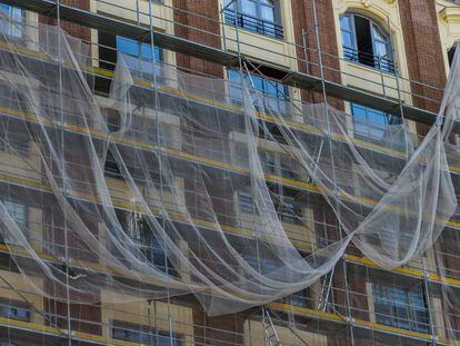 Andamios en la fachada de un edificio en rehabilitación en Madrid. 
