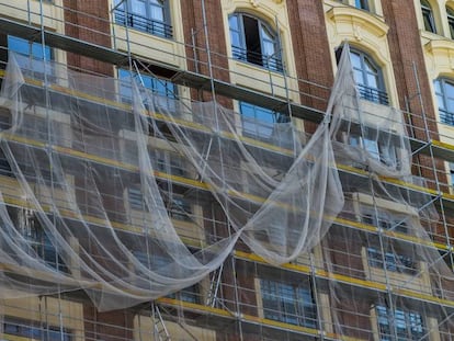 Andamios en la fachada de un edificio en rehabilitación en Madrid. 