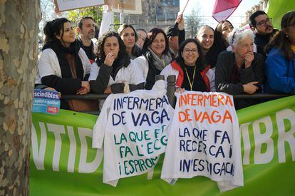 Varias enfermeras protestan delante del parlamento de Cataluña para reclamar mejoras en sus condiciones laborales y retributivas, el pasado martes 24.