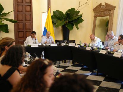 Negociadores de paz de los gobiernos de Juan Manuel Santos y Gustavo Petro reunidos en Cartagena para intercambiar experiencias, el 30 de marzo de 2023.